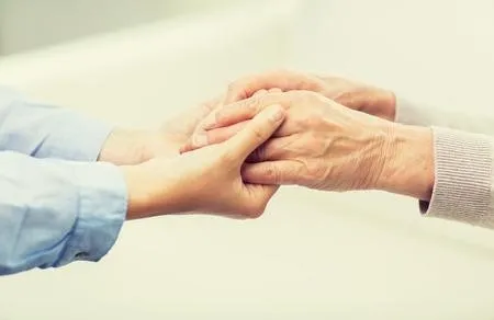 Mains serrées en signe de soutien et d'accompagnement