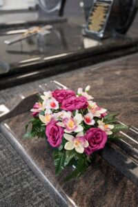 monuments funeraires avec des fleurs
