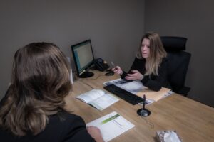 conseillere funeraire aidant une personne
