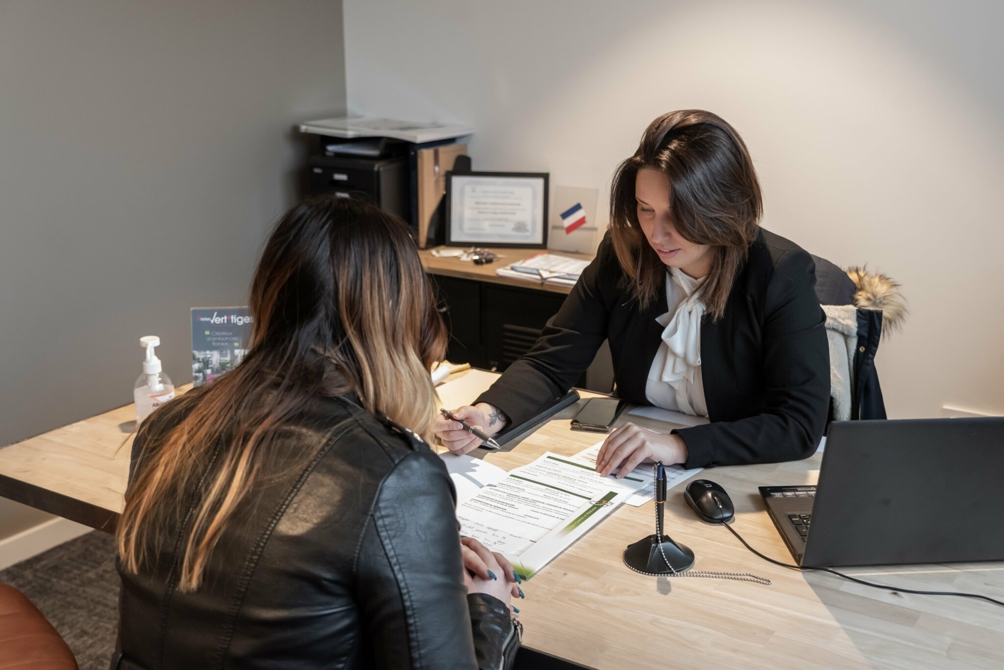 conseillere funeraire aidant une personne